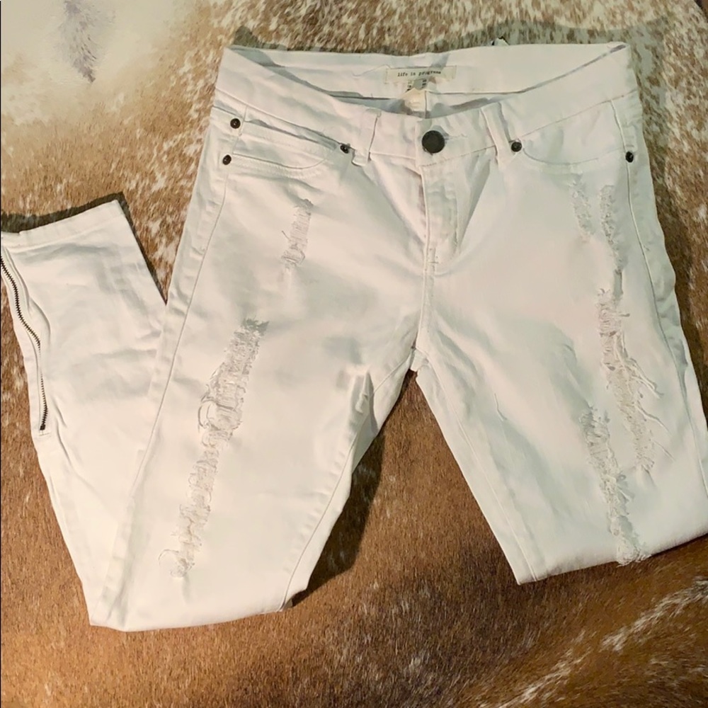 White skinny jeans with zipper and rips